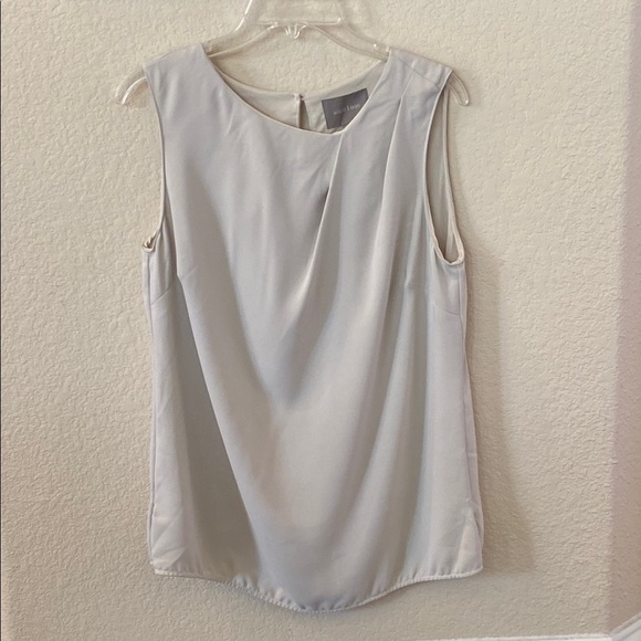 August 1 Eight Gray Sleeveless Blouse with Flowing Silhouette Size L - Picture 3 of 7